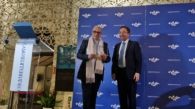 Yasmina Khadra recibe el Premio Casa Mediterráneo de manos del director general de la institución, Andrés Perelló.