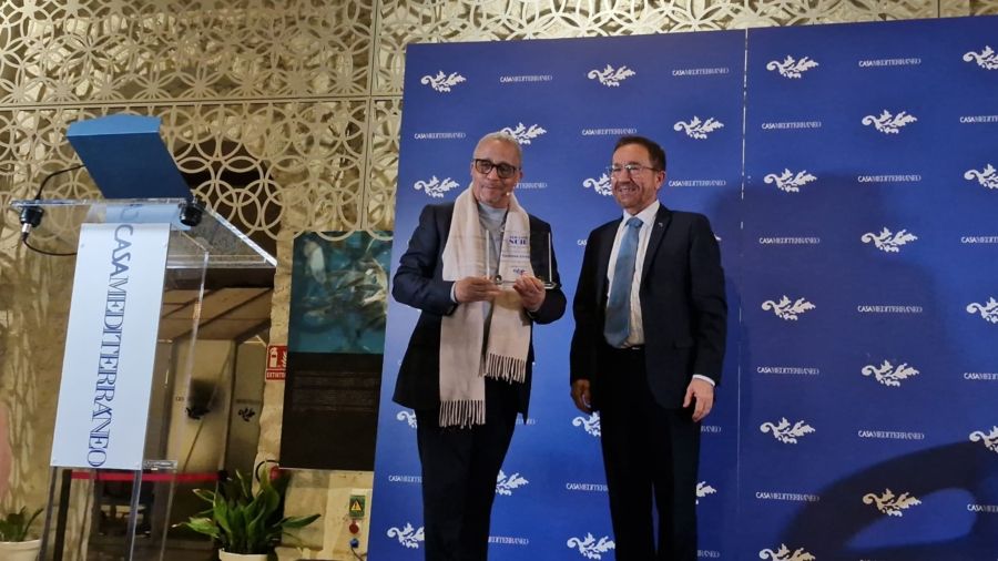 Yasmina Khadra recibe el Premio Casa Mediterráneo de manos del director general de la institución, Andrés Perelló.