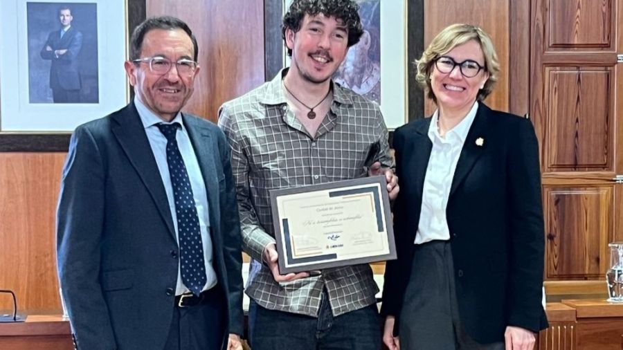 Daniel Sousa recibe el premio de manos de la alcaldesa de Xàbia, Rosa Cardona, y el director general de Casa Mediterráneo, Andrés Perelló.