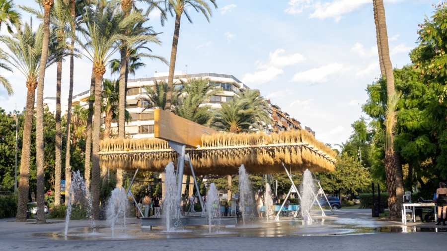 El pabellón temporal ESPARTAL en la Plaza del Arquitecto Miguel López, frente a Casa Mediterráneo. Foto: Bmovie.